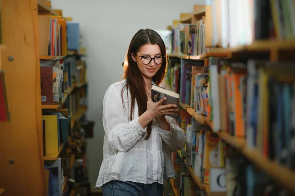 在图书馆读书的女学生的肖像 — 图库照片