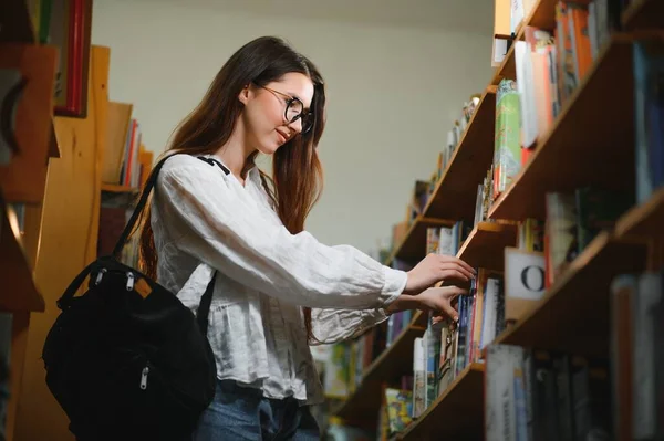 Biblioteca Estudante Muito Feminina Com Livros Que Trabalham Uma Biblioteca — Fotografia de Stock