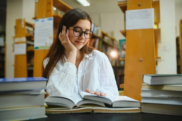 Портрет Красивого Студента Бібліотеці — стокове фото
