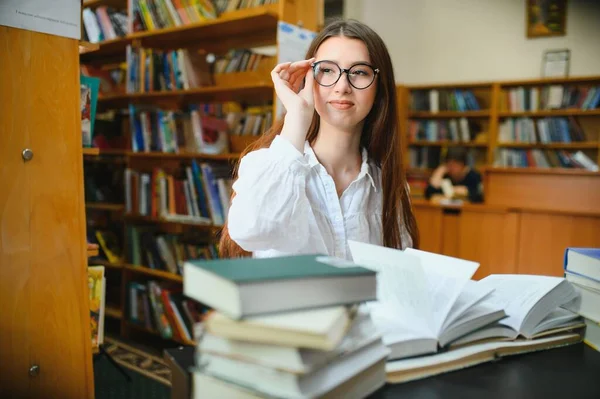 Retrato Una Estudiante Que Estudia Biblioteca —  Fotos de Stock