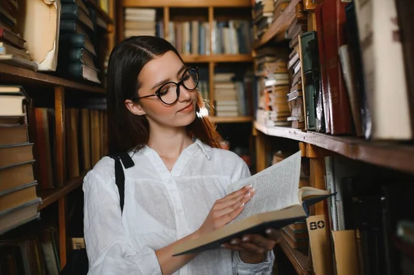 Porträtt Student Tjej Studerar Biblioteket — Stockfoto