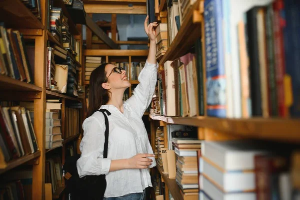 Menina Bonita Uma Biblioteca — Fotografia de Stock