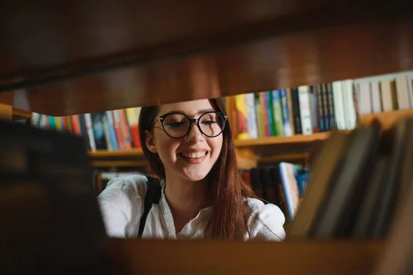 Retrato Una Estudiante Que Estudia Biblioteca — Foto de Stock
