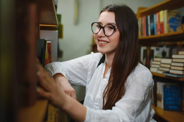 Kütüphanesi Nde Okuyan Bir Öğrenci Kız Portresi — Stok fotoğraf