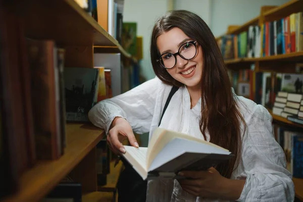 Πορτρέτο Ενός Κοριτσιού Φοιτητής Που Φοιτά Βιβλιοθήκη — Φωτογραφία Αρχείου
