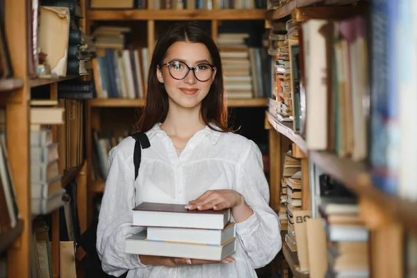 Retrato Una Estudiante Que Estudia Biblioteca —  Fotos de Stock