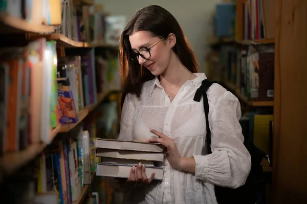 Retrato Una Estudiante Que Estudia Biblioteca — Foto de Stock