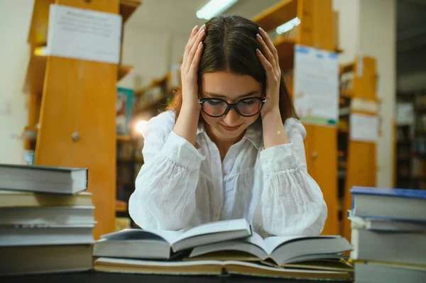 Menina Bonita Uma Biblioteca — Fotografia de Stock