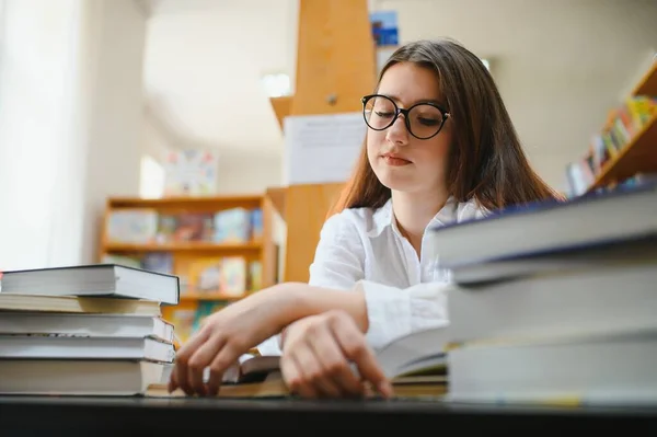 Portret Piękną Studentkę Bibliotece — Zdjęcie stockowe