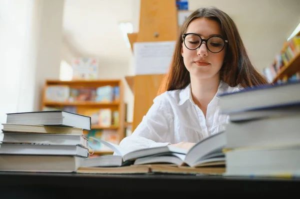 Retrato Una Estudiante Que Estudia Biblioteca —  Fotos de Stock