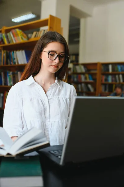 Biblioteka Uniwersytecka Piękna Inteligentna Biała Dziewczyna Używa Laptop Pisze Notatki — Zdjęcie stockowe