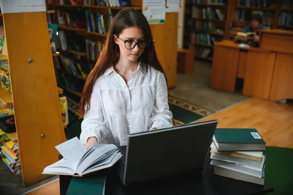 Biblioteca Universitaria Beautiful Smart Caucasian Girl Uses Laptop Writes Notes —  Fotos de Stock