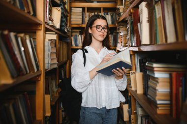 Kütüphanesi'nde okuyan bir öğrenci kız portresi.