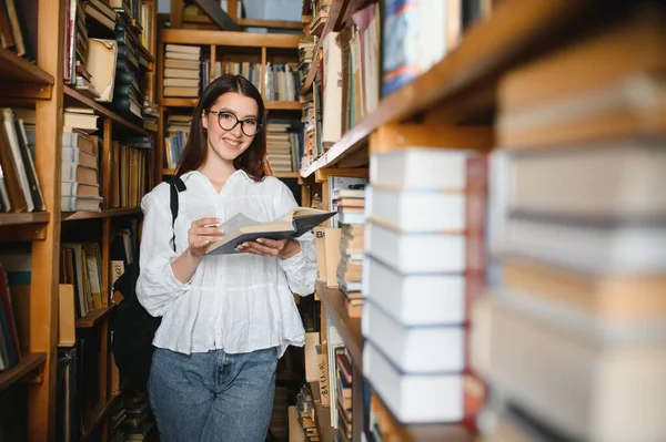 Retrato Belo Estudante Uma Biblioteca — Fotografia de Stock