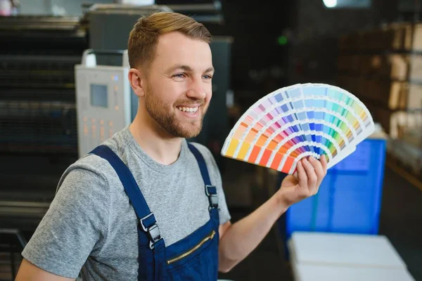 Człowiek Pracujący Drukarni Papierem Farbami — Zdjęcie stockowe