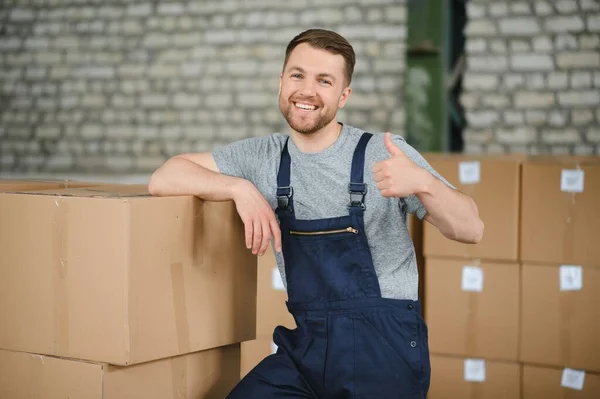 Ouvrier Entrepôt Transportant Carton Pour Livraison Stock Production — Photo