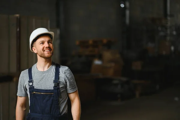 Gülümseyen Mutlu Çalışan Fabrikada Sanayi Işçisi Beyaz Şapkalı Genç Teknisyen — Stok fotoğraf