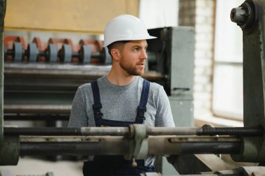 Fabrikada çalışan işçiler..