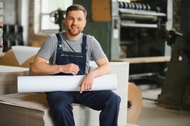 Baskı imalatında elinde renk örnekleriyle duran daktilografın komik portresi.