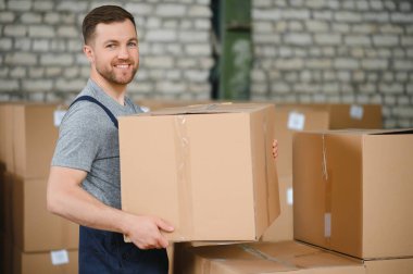 Depoda çalışan erkek işçi portresi