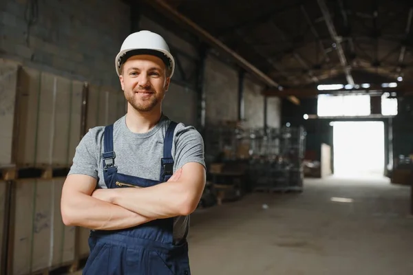 Gülümseyen Mutlu Çalışan Fabrikada Sanayi Işçisi Beyaz Şapkalı Genç Teknisyen — Stok fotoğraf