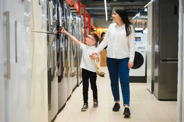Glückliche Mutter Mit Sohn Wählt Kühlschrank Haushaltsgerätehaus — Stockfoto