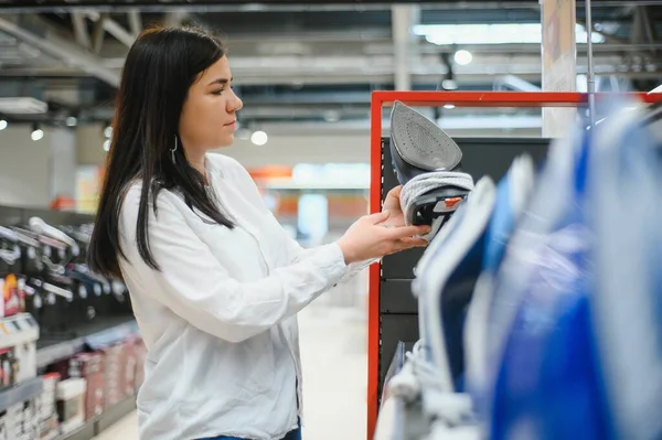 Schöne Junge Frau Kauft Dampfbügeleisen Geschäft — Stockfoto