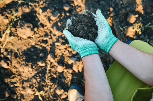 農家の女性の手のトップビュー肥沃な黒い土壌の背景とコピースペース 保存世界 地球の日と手の生態環境の概念を保持 — ストック写真