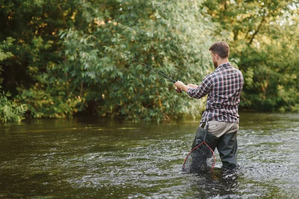 Pescador Cazando Truchas Río Montaña Detalle Red Pesca — Foto de Stock