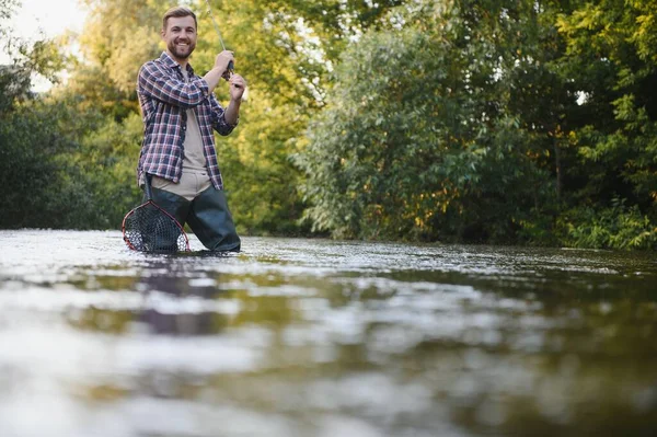 Hombre Con Caña Pescar Pescadores Agua Río Aire Libre Atrapar —  Fotos de Stock