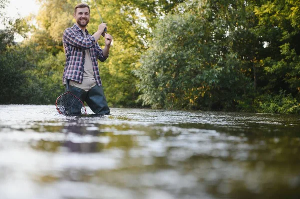 Homem Com Vara Pesca Homens Pescadores Água Rio Livre Apanhar — Fotografia de Stock