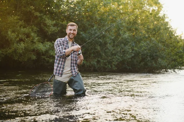 Pescador Cazando Truchas Río Montaña Detalle Red Pesca — Foto de Stock