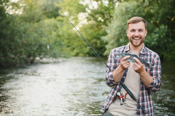 Pesca Alla Trota Sul Fiume Montagna — Foto Stock