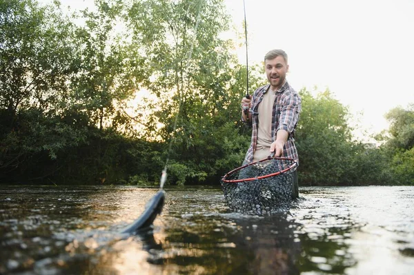 Pescador Atrapa Una Trucha Río Verano — Foto de Stock