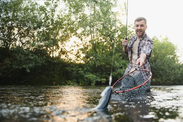 Pescador Pega Uma Truta Rio Verão — Fotografia de Stock