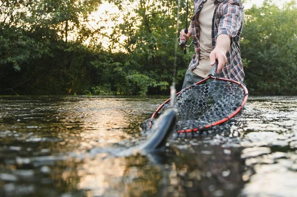 Pescador Pegando Grande Truta Arco Íris Sua Rede Pesca — Fotografia de Stock