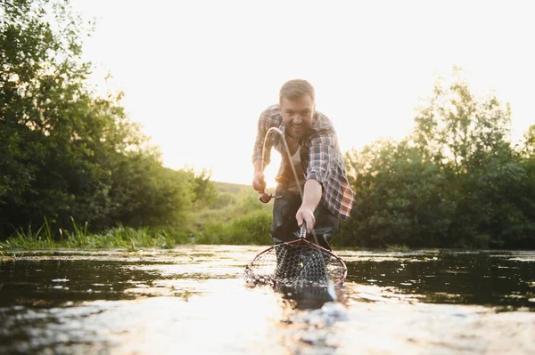 Fischer Auf Forellenjagd Gebirgsfluss Details Des Fischernetzes — Stockfoto