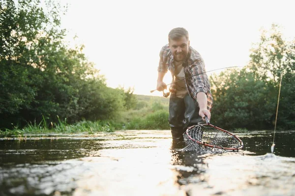 Ψαράς Πιάνει Μια Πέστροφα Στο Ποτάμι Καλοκαίρι — Φωτογραφία Αρχείου