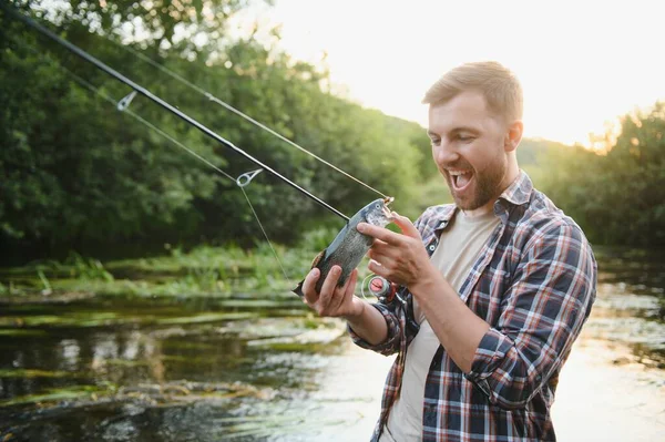 Passatempo Masculino Pronto Para Pesca Relaxe Ambiente Natural Isca Truta — Fotografia de Stock