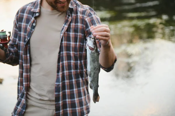 Pescatore Mosca Che Tiene Trota Fuori Dall Acqua — Foto Stock