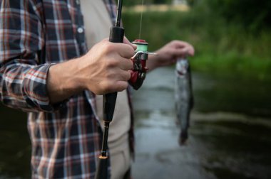 Dağ nehrinde alabalık avlayan balıkçılar. Balık ağı ayrıntıları
