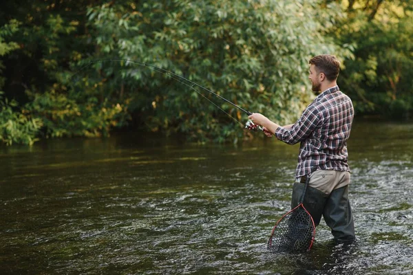 男人的嗜好准备好钓鱼了在自然环境中放松 鳟鱼饵胡子优雅的男人 人类放松自然的背景 户外运动 活动和爱好 捕捞和捕鱼 — 图库照片