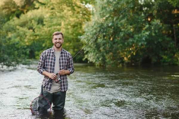 Hombre Con Caña Pescar Pescadores Agua Río Aire Libre Atrapar —  Fotos de Stock