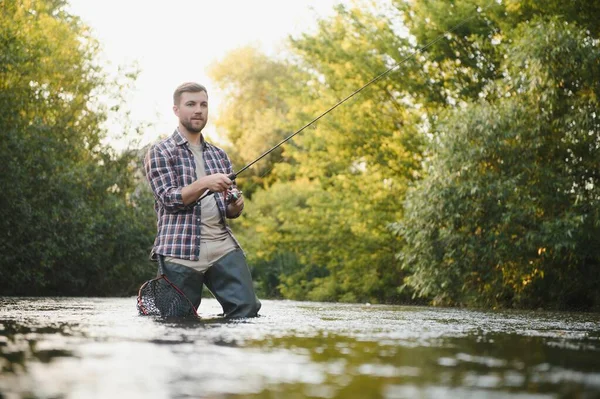 Pescador Atrapa Una Trucha Río Verano — Foto de Stock