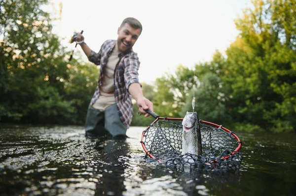 Man Met Vishengel Vissers Mannen Rivierwater Buiten Forelvis Vangen Het — Stockfoto