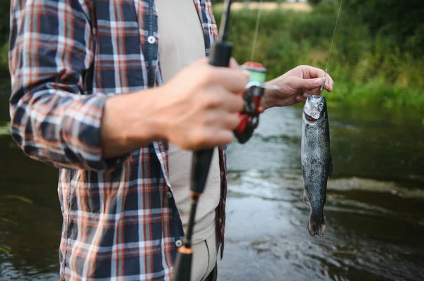 Manlig Hobby Redo För Fiske Koppla Naturen Öring Bete Skäggig — Stockfoto