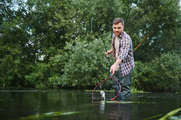 Erkek Hobisi Balık Tutmaya Hazırım Doğal Ortamda Rahatla Alabalık Yemi — Stok fotoğraf