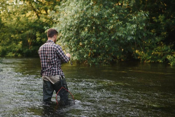 Pêcheur Attrape Une Truite Sur Rivière Été — Photo