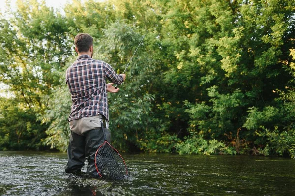 Pescatore Cattura Una Trota Sul Fiume Estate — Foto Stock