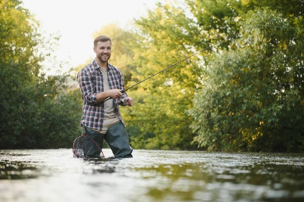 Man Met Vishengel Vissers Mannen Rivierwater Buiten Forelvis Vangen Het — Stockfoto